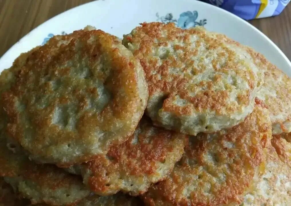 Домашние драники. Драники. драники из картошки. деруны картофельные. драники из картошки классический.