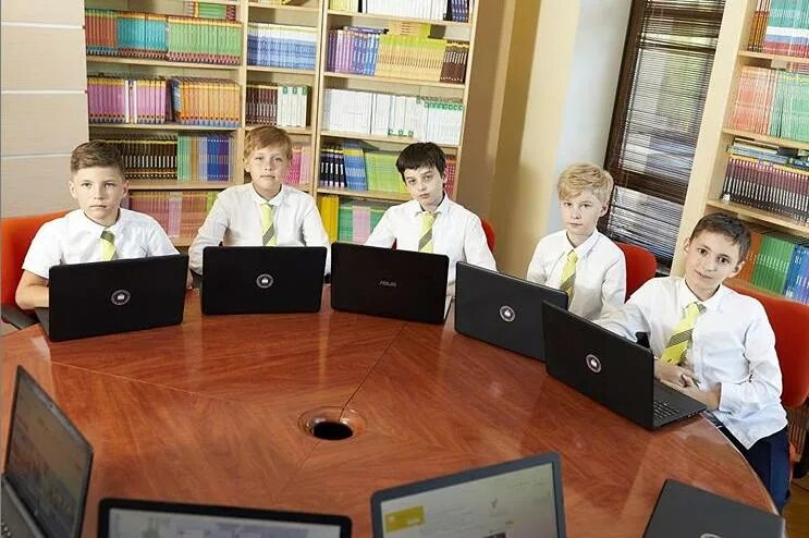 Как будут работать школы в москве. Russian International School в Барвихе. Russian International School Рублевка. Школа Ris в Барвихе. Международная школа в Барвихе.