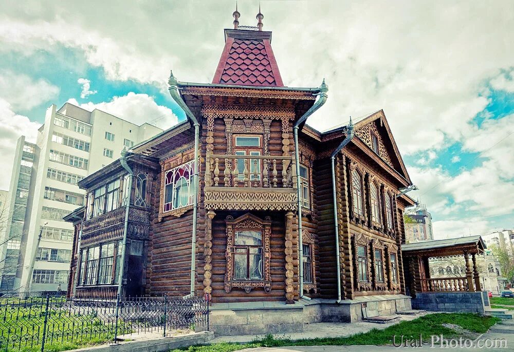 Деревянное зодчество в каком городе. Памятник деревянного зодчества Новосибирск. Коммунистическая 13 Новосибирск памятник деревянного зодчества. Памятник деревянного зодчества, Ленина ул., 11 Новосибирск. Усадьба Копылова - памятник деревянного зодчества. Новосибирск.