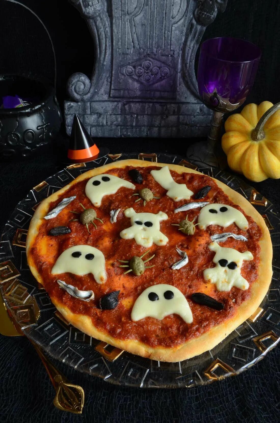 Пицца-ужастик стряпать на хэллоуин. Хэллоуин в пиццерии. Pizza tower helloween update. Украшение пицца на хэллоуин. Пицца на хэллоуин.