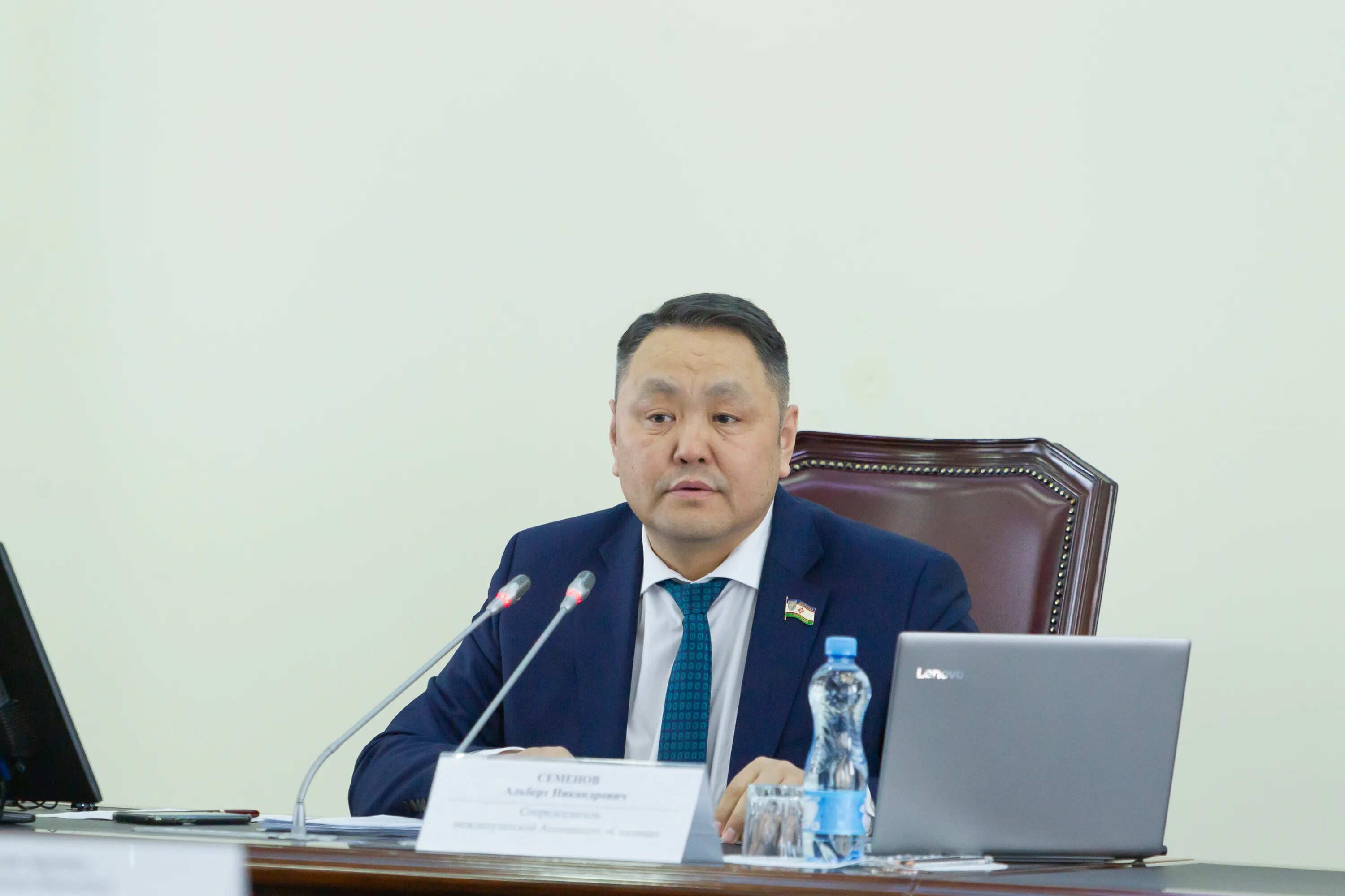 Депутат якутии. Аммосов петр васильевич якутия. Сергей никонов депутат якутия. Депутат якутии. Депутат якутии женщина.