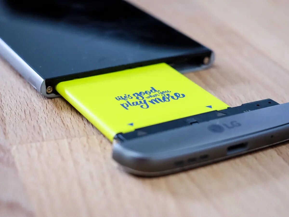 Смартфон со сменным аккумулятором. Lg g5 батарея. смартфон со съемным аккумулятором. съемный аккумулятор. смартфон со съемной батареей.