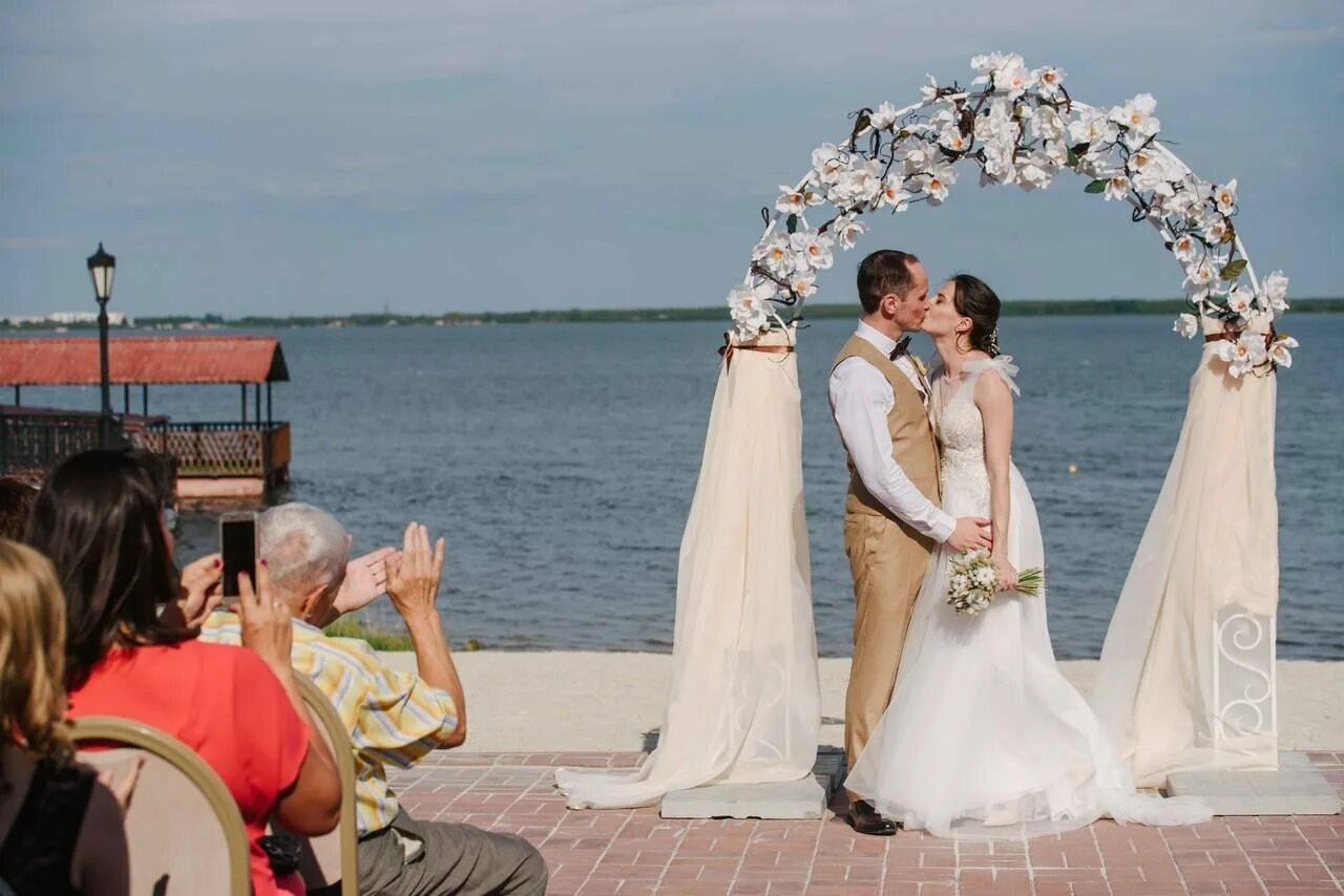 Апраксин небо воронеж. Новосибирск улица ленина 84 белый зал главный. Отель яр воронеж свадьба. Выездная церемония на природе. Регистрация брака воронеж.