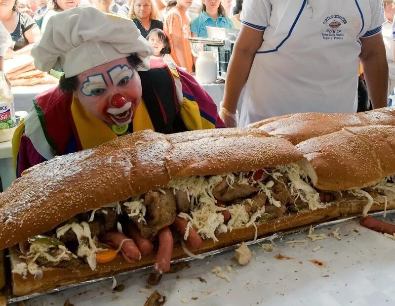 Съел большой кусок. Огромный бутерброд. Самый большой бутерброд. Самыйбольшойьутерброт. Самый большой сэндвич.