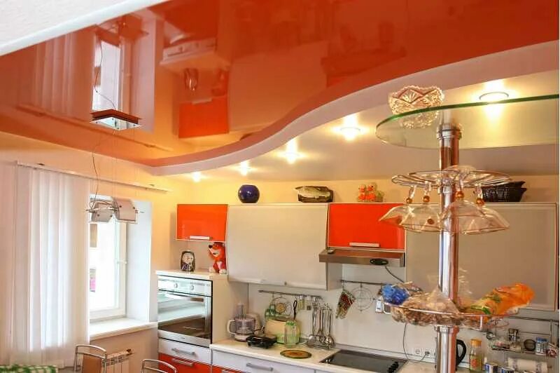 Подвесной потолок на кухне. Натяжной потолок на кухне. Навесной потолок на кухне. Оранжевый натяжной потолок на кухне. Потолок кухня видео