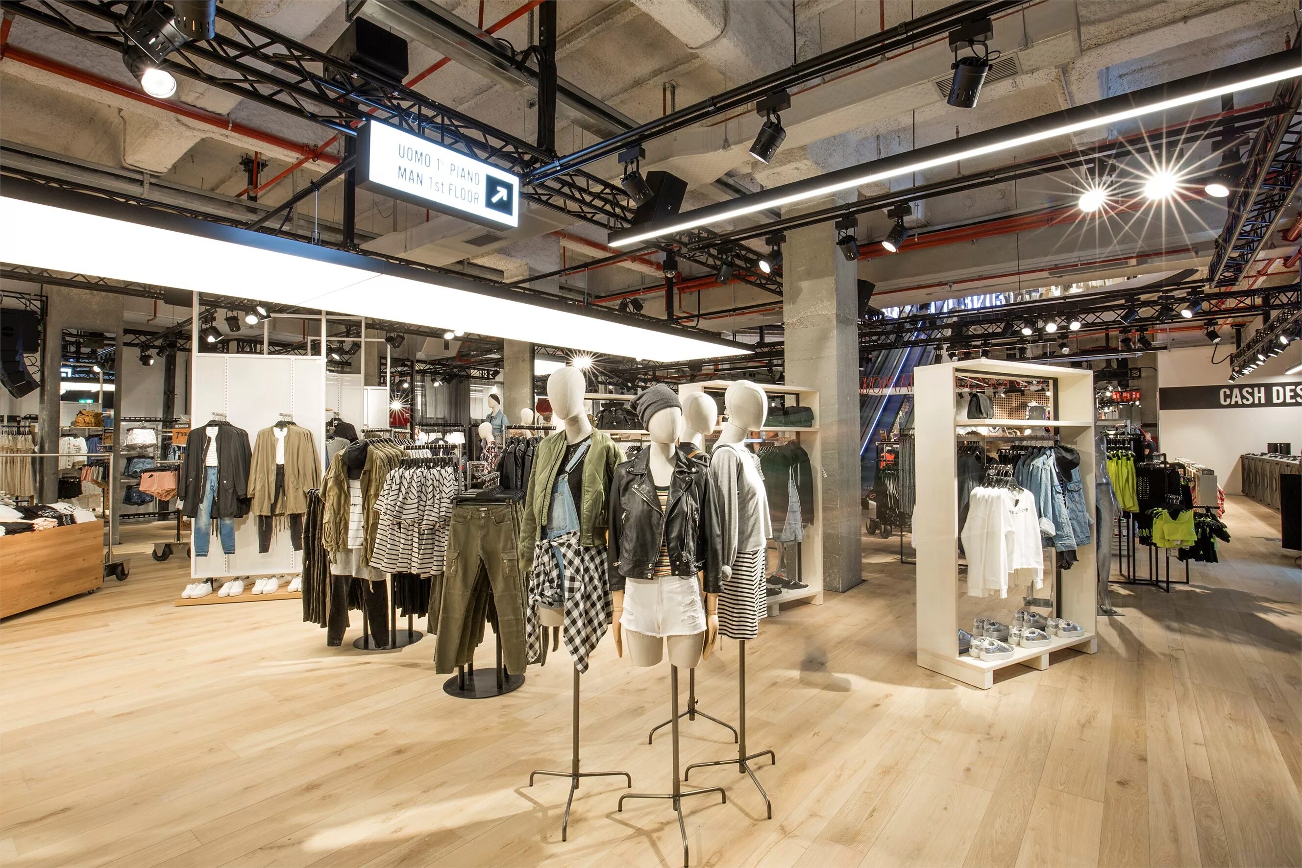 Магазин одежды bershka bershka. Bershka реклама. Бершка одежда. Шерпа бершка. Магазин одежды bershka.