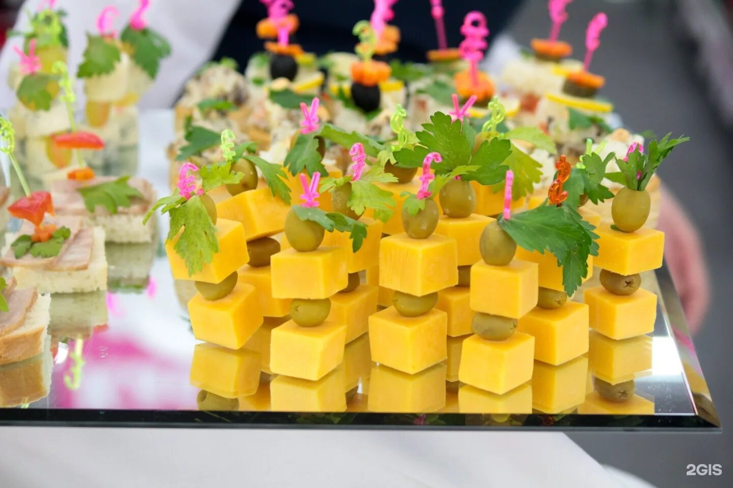 Канапе и бутерброды для фуршета. Закуски на свадебный фуршет. Фуршетный стол. Фуршет своими руками на работе. Детский стол фуршет.