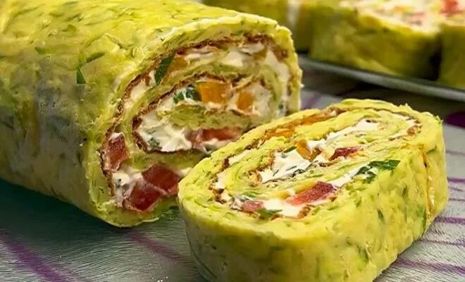 Кабачковый рулет с творожным сыром. Рулеты из цукини с творожным сыром. Рулет из кабачков в духовке с сыром и помидорами. Кабачковый рулет. Цуккини рулеты фаршированные.