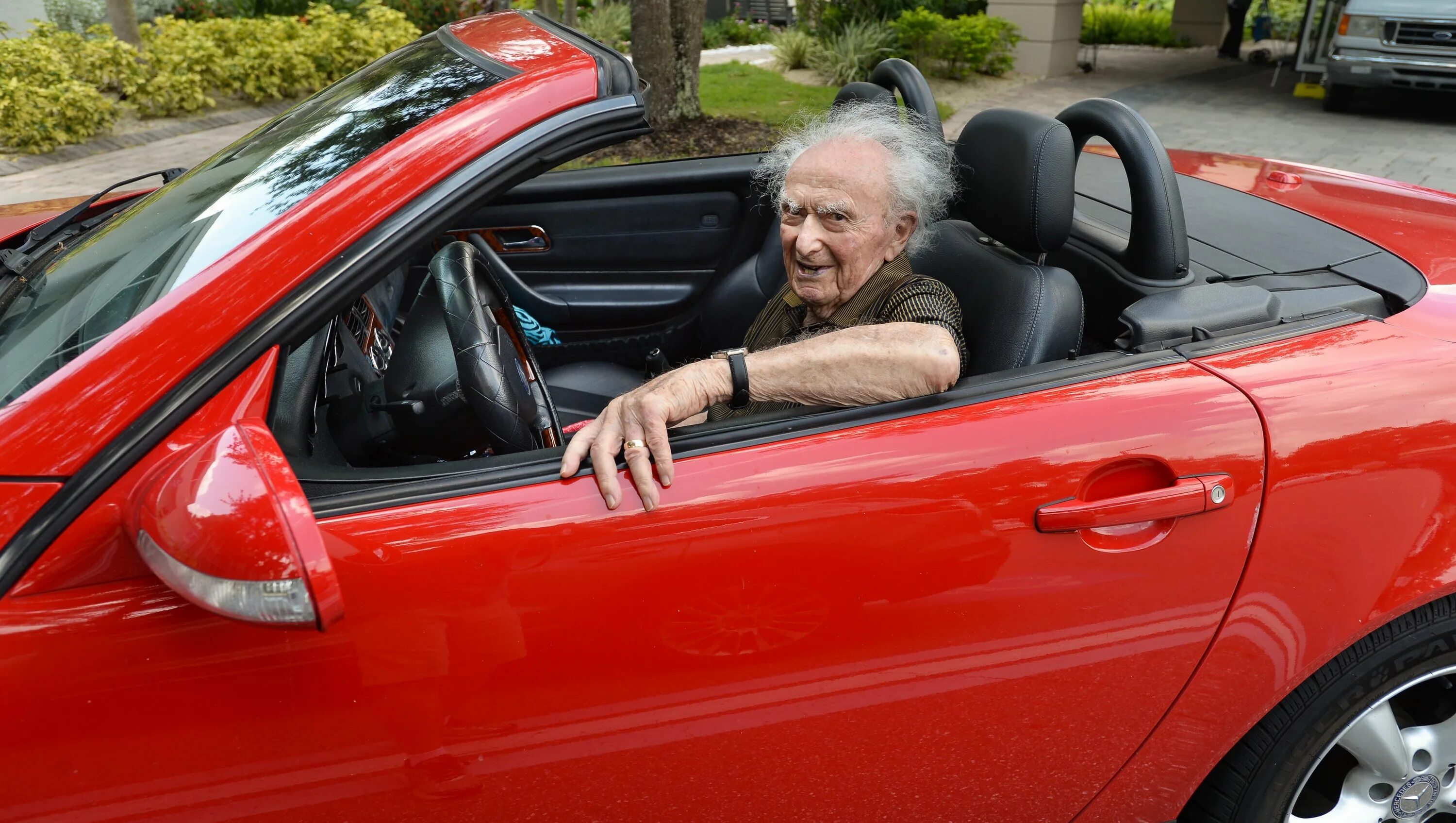 Дедушку в садик водила. Дед на спорткаре. Бабка в спорткаре. Пенсионеры в кабриолете. Пенсионеры на авто.