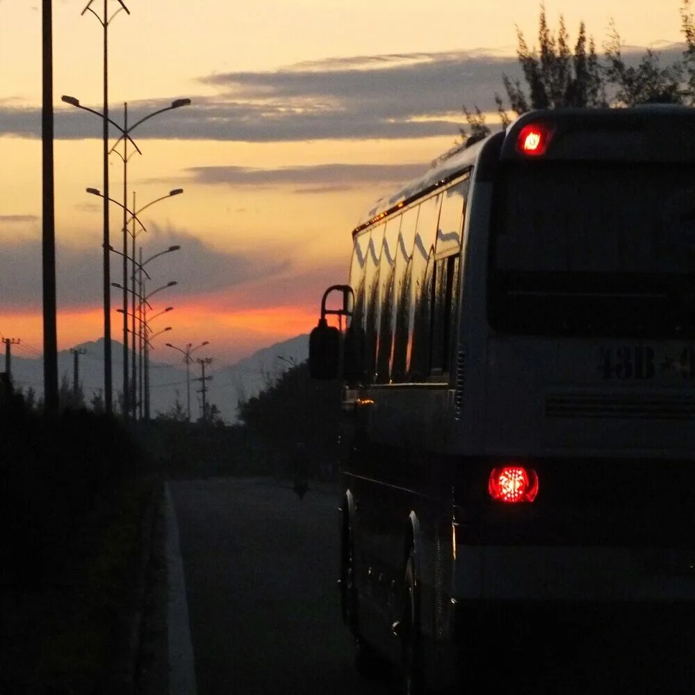 Микроавтобус на рассвете. Фото ПАЗИКА В закате. GRANDX свет твоего луча песня. Пазик в дороге фото Эстетика.
