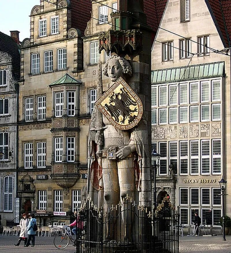 Бремени город где. Статуя Роланда в Бремене. Памятник Роланду в Бремене. Город Бремен статуя Роланда. Рыцарь Роланд в Бремене.
