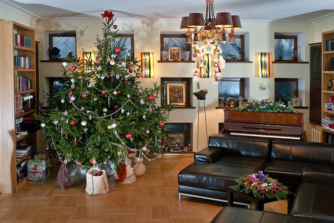 Новогодний интерьер. Рождественский интерьер. Новогодняя елка в квартире. Новогодний интерьер дома. Приметы елки дома