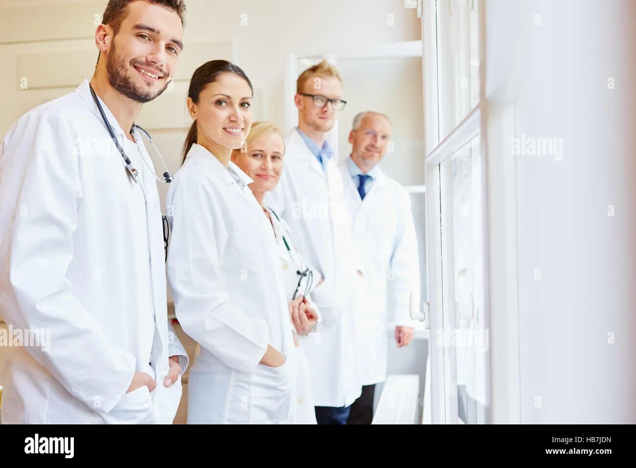 Happy medical. Фотосессия медиков. Медперсонал тпвт. Группа врачей. Штатные медицинские сотрудники.