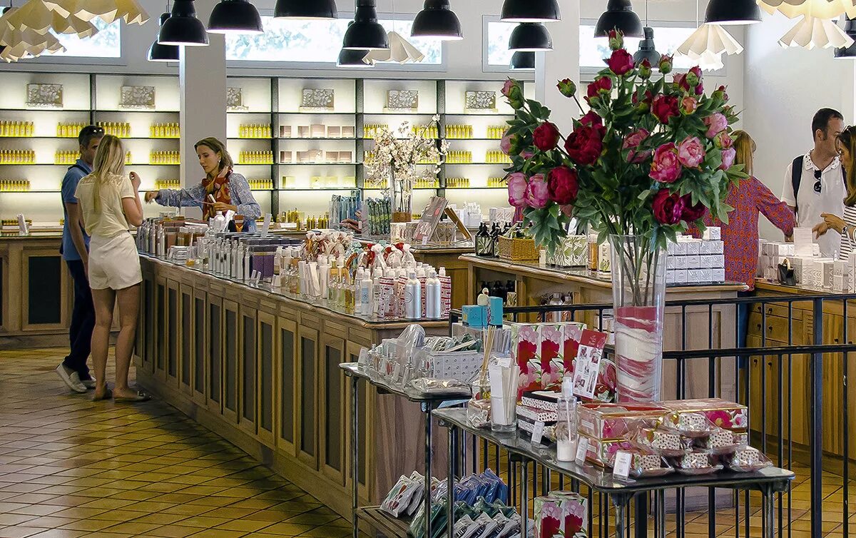 коллекция духов. французские духи презентация. французский парфюм и косметика. французские духи женские. Parfum in france.