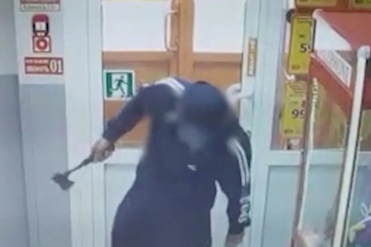 Работники магазина напали на девушку. Нападение с топором абакан