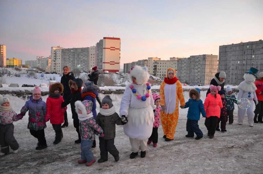 Работа город снежногорск. Снежногорск современник. елка снежногорск 2025 год. снежногорск 2025. дк современник в снежногорске.