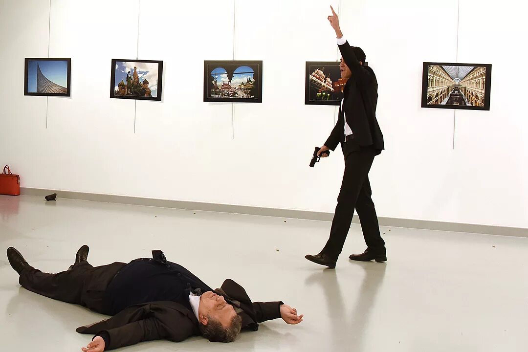 андрей карлов покушение. убили посла в турции андрея карлова. убийство убийцы российского посла в турции. посол россии в турции андрей карлов. дипломат убитый в турции.