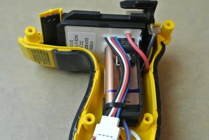 Кнопка для шуруповерта деволт. Кнопка включения шуруповёрта dewalt dcd 780. переключатель для шуруповерта деволт. плата кнопки шуруповерта dewalt. em3408-00 revision 0.01 плата кнопки шуруповерта dewalt.