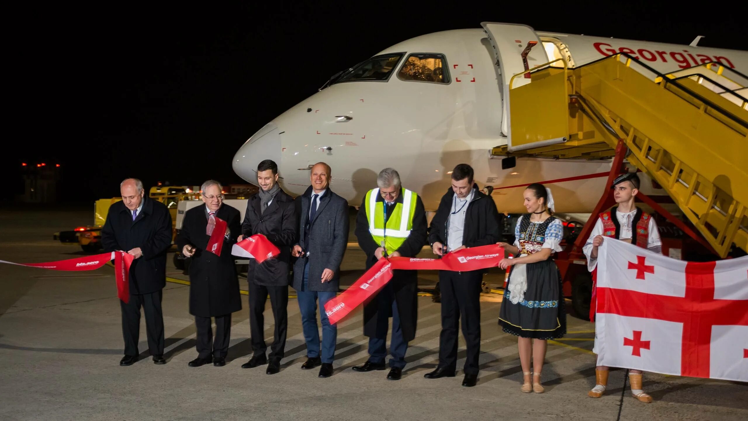 Самолет грузи. Georgian Airways Тбилиси. Авиакомпания грузинские авиалинии. Самолёты Georgian Airways.