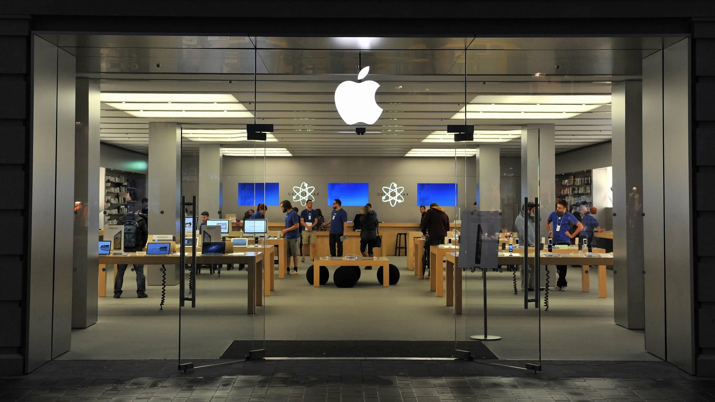 One new technologies. Apple Store 1990. Apple Store 2007. Эпл стор США. Магазин Apple Европа.