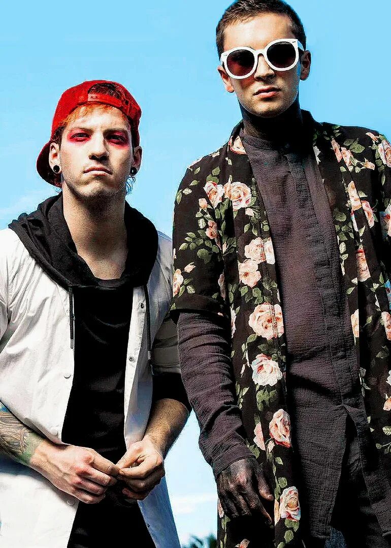 Twenty ones next semester. Twenty one pilots фотосессии. Twenty one pilots фото группы. 21 пилот фото. Twenty one two.