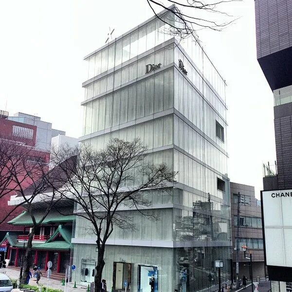 Омотэсандо. Dior вывеска. Кристиан диор дизайнер. Токио диор. Париж выставка диор 2022.