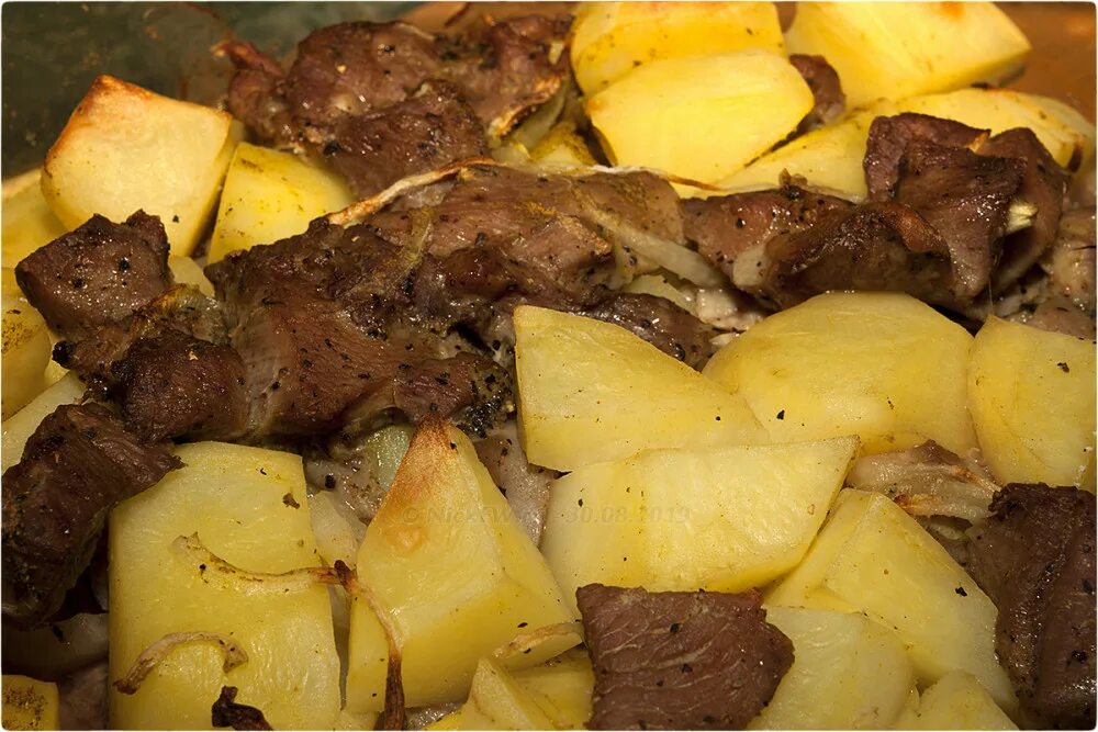 Скоблянка из свинины с картошкой и грибами. Свинина запеченная с картофелем. Картошечка с грибами в горшочках. Картошка с мясом. Картошка с мясом в духовке.