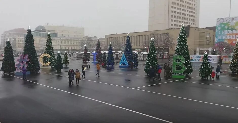 Сколько сегодня в ставрополе. Главная площадь Ставрополя. Главная площадь Ставрополя сейчас. Площадь Ленина Ставрополь зимой. Елка в Ставрополе на площади.