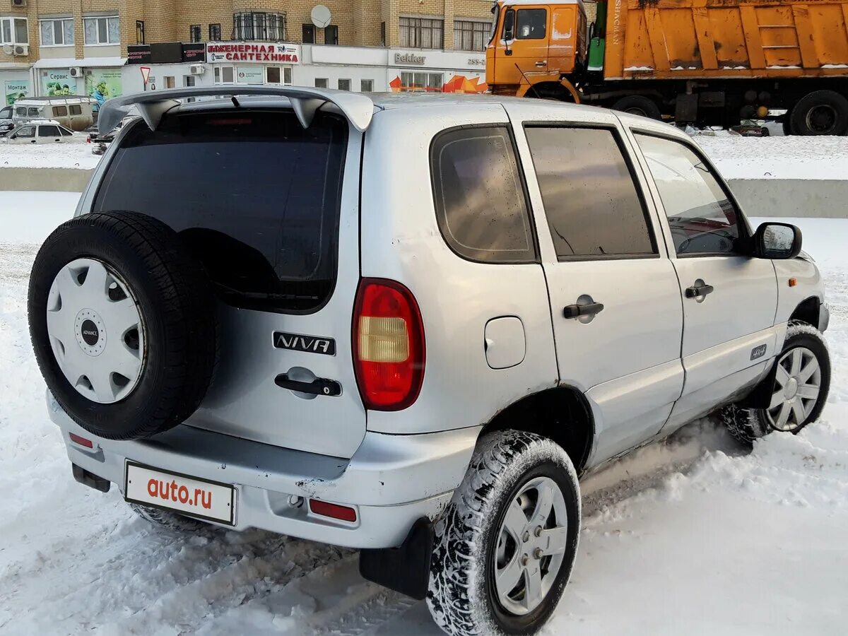 Купить ниву шевроле курской. Нива Шевроле 2003. Нив Щевролет 2003. Шевроле Нива 2003 серебристый. Нива Шевроле 2003 года серебристый.