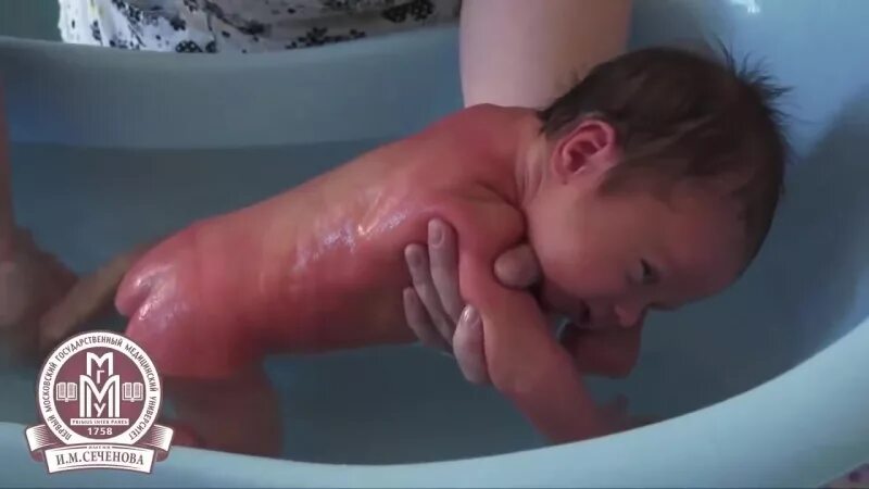 Как правильно держать при подмывании. Подмывание девочек новорожденных под краном. Подмывать новорожденного мальчика. Подмывание мальчиков новорожденных. Как подмыть новорожденного ребенка.