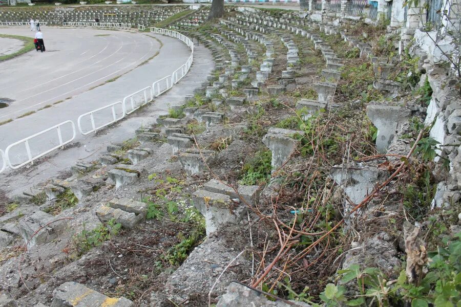 Заброшенный стадион Водник Пермь. Заброшенный стадион в Нижнем Новгороде. Круглый заброшенный стадион в Москве. Заброшенный стадион в Очере. Заброшенный стадион