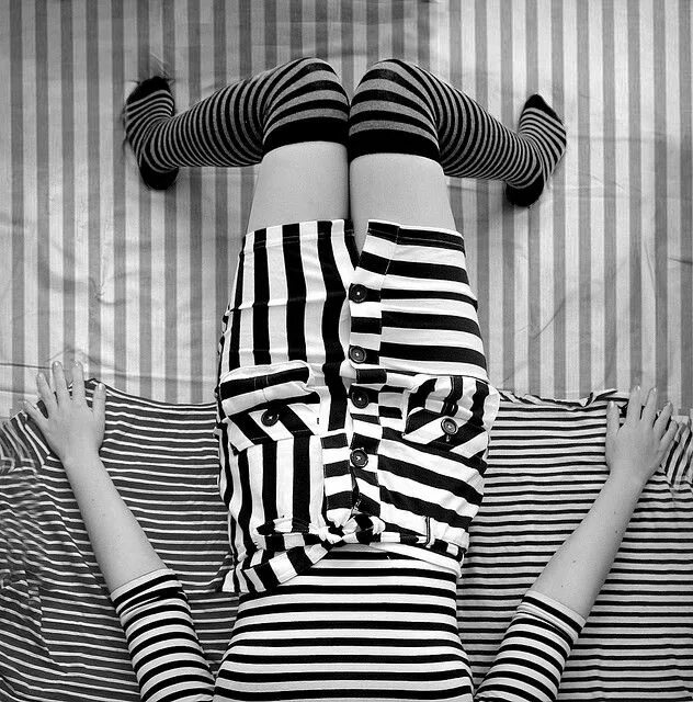 Платье в полоску. Девушка в черно белую полоску. Платье в черно белую полоску. Одежда в полоску. Платье в полоску летнее.