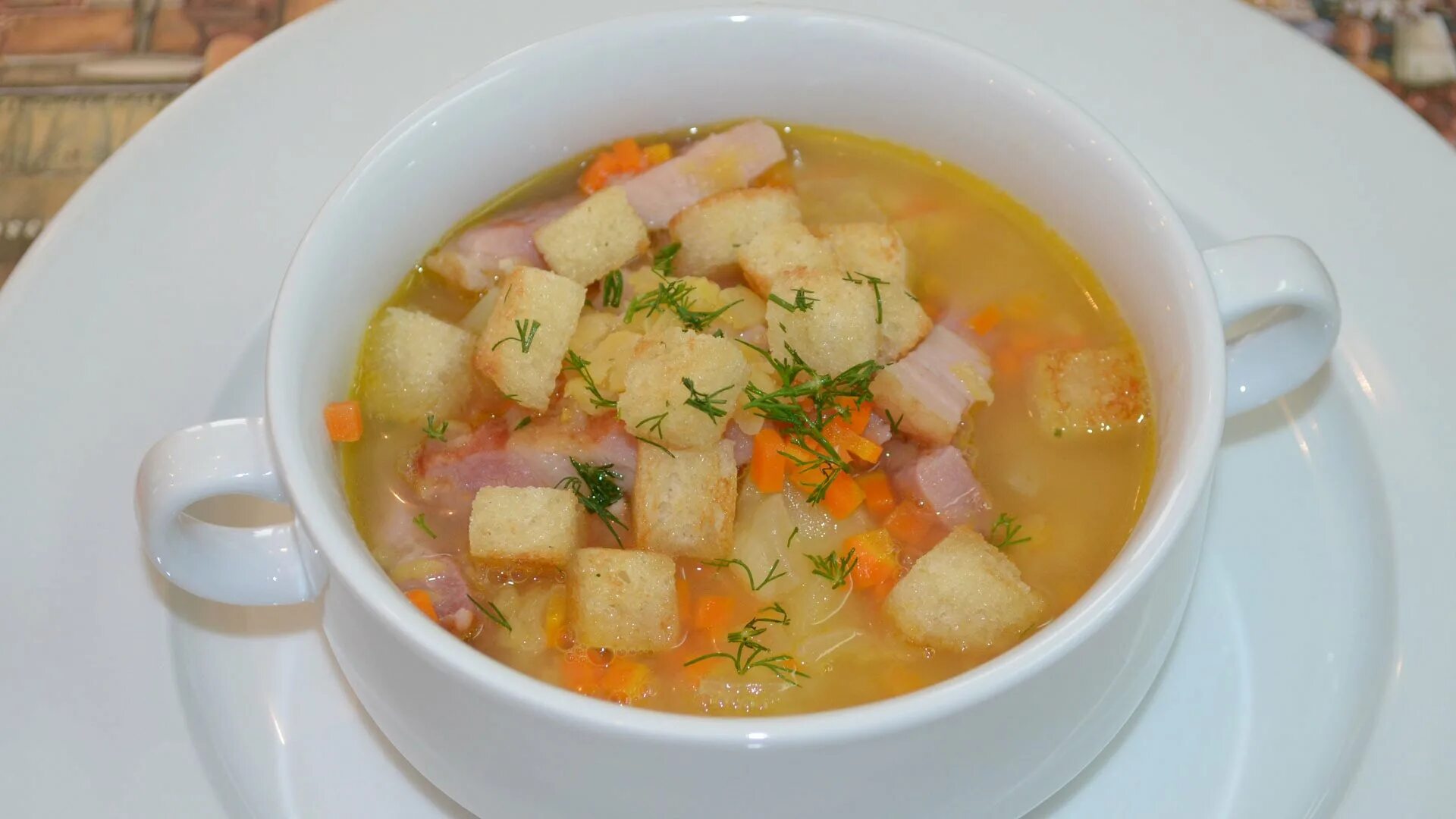 Суп гороховый. Суп с копченой грудинкой. Гороховый суп фото. Суп с грудинкой с картошкой.