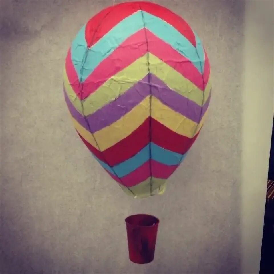 Воздушный шар папье маше. Поделка воздушный шар с корзиной. Воздушный шарпарье маше. Воздушный шар папье маше поделка.