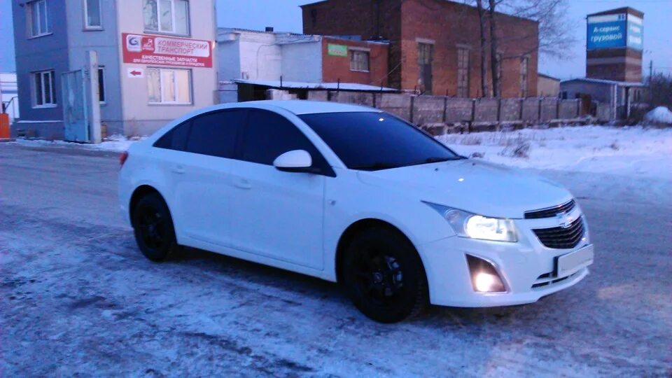 Шевроле круз тонировка 20%. Тонировка 50 шевроле круз. Шевроле круз черный тонированный седан. Шевроле круз белый седан тонировка. Тонировка шевроле круз.