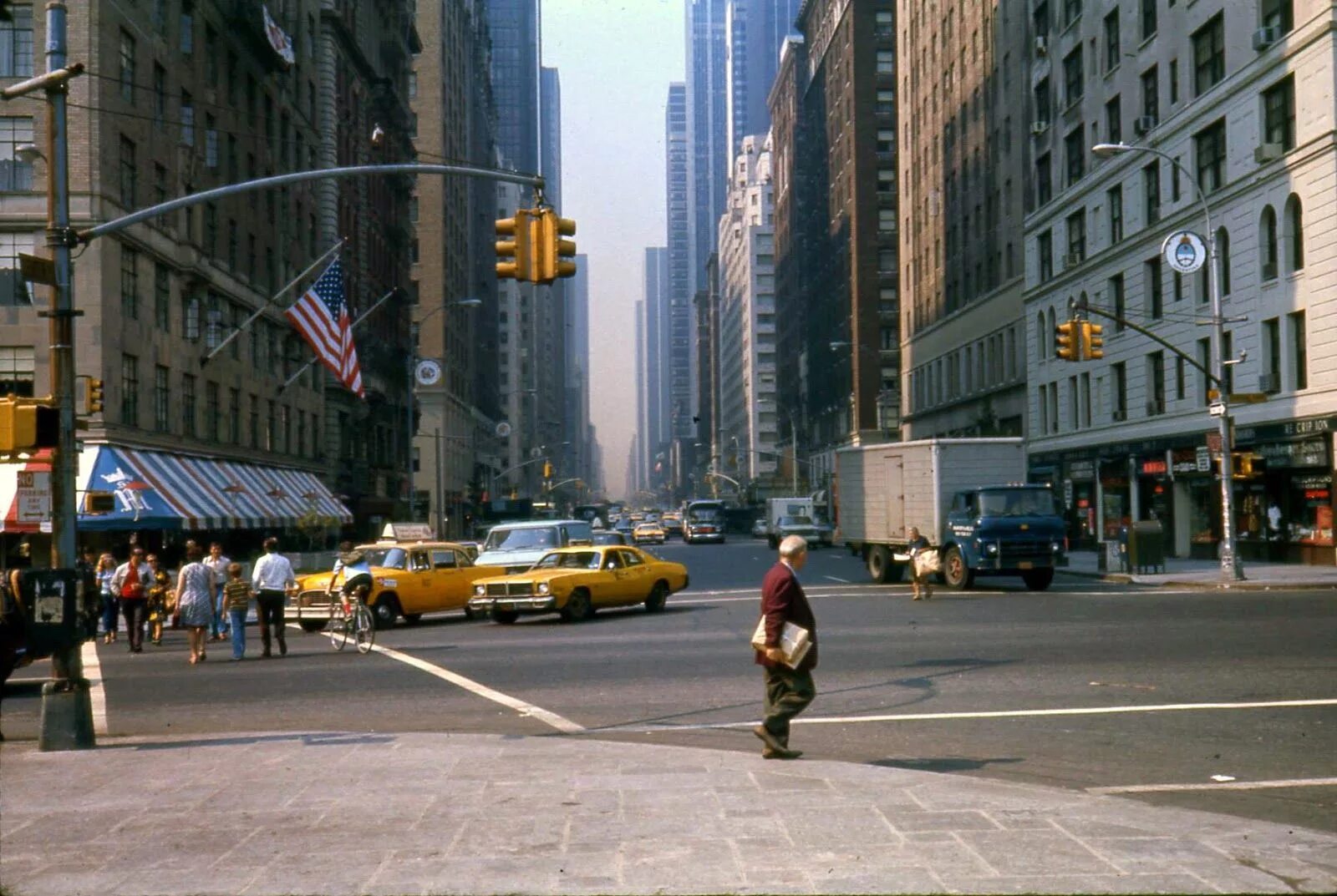 Нью Йорк 70х улицы. Шестая Авеню Нью-Йорк. Стрит Нью Йорк 1970. Нью-Йорк 70-х годов. Америка в 1990