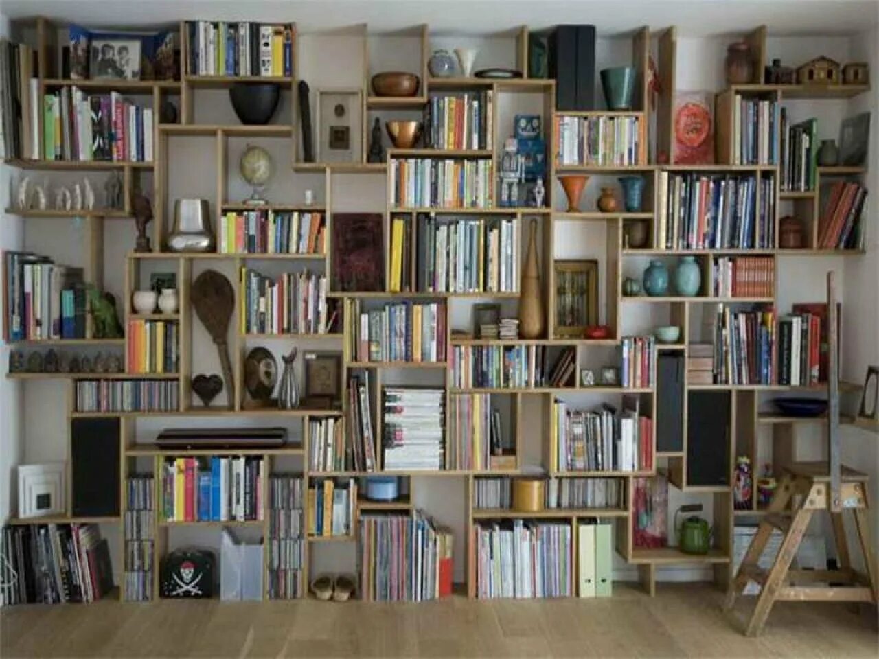 Книжные полки. Полка книжная. Необычные книжные полки. Стеллаж во всю стену.