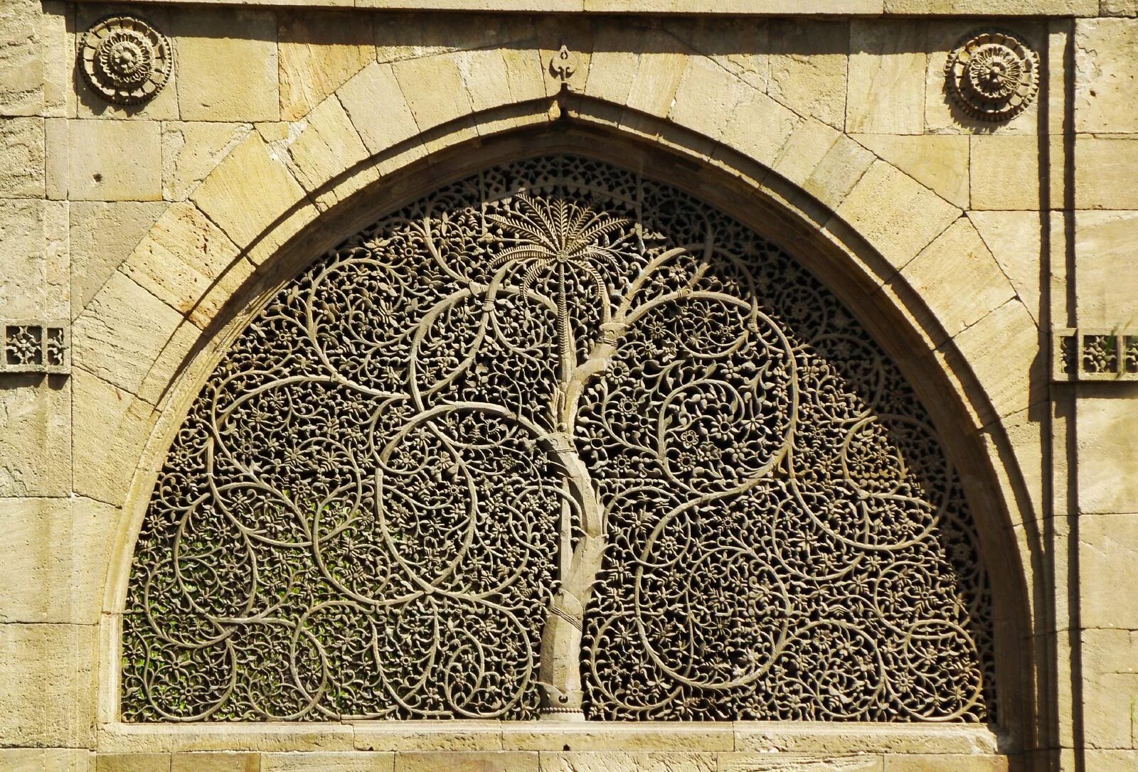 Окна в мусульманской архитектуре. Окна исламской архитектуры. Гирих орнамент. Дерево в мусульманской архитектуре.
