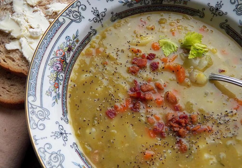 Наваристый гороховый суп. Суп гороховый с копченостями. Гороховый суп в мультиварке. Гороховый суп с копчеными крылышками.