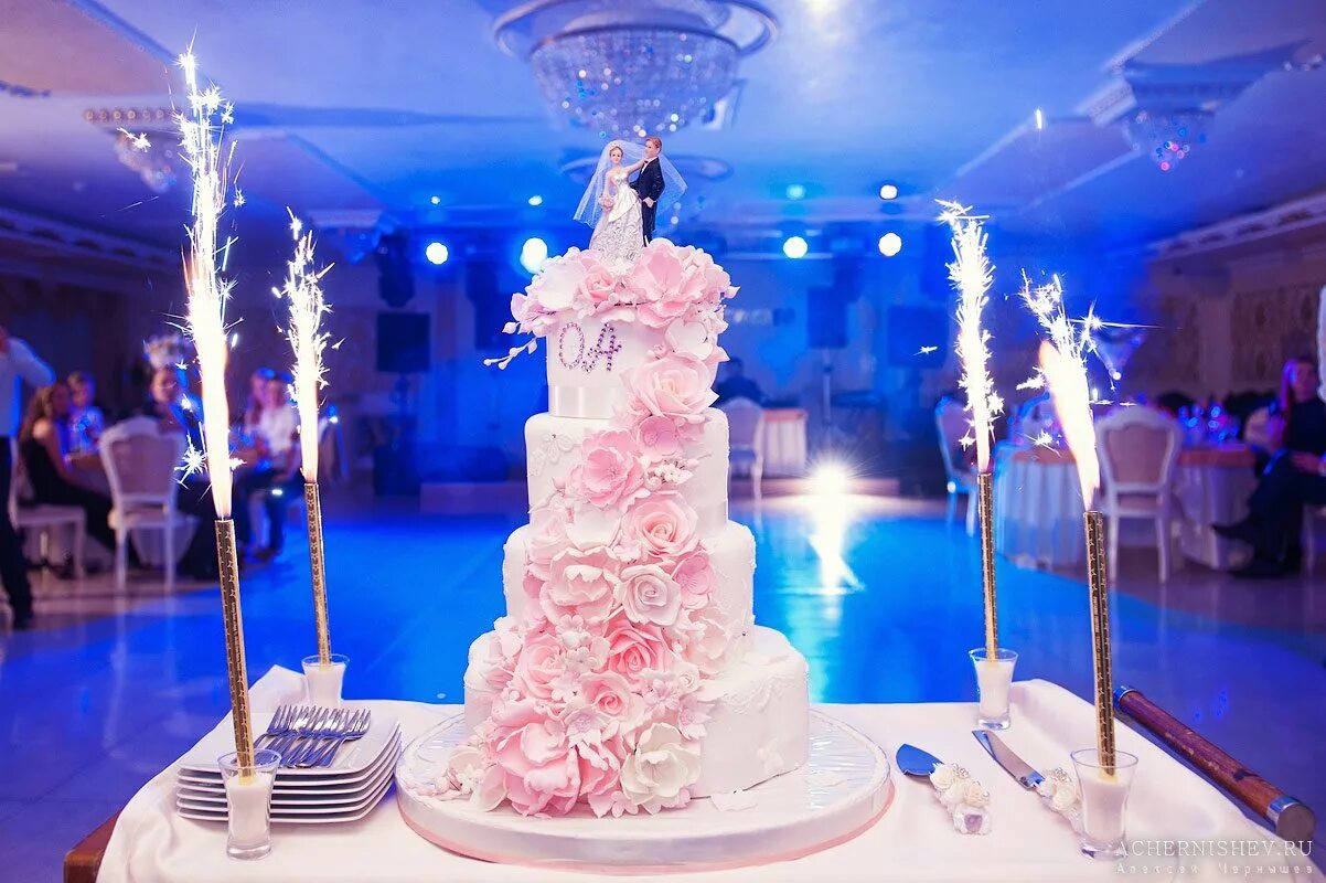 Шикарный свадебный торт. Красивые Свадебные торты. Необычный свадебный торт. Шикарный торт на свадьбу. Выносят торт