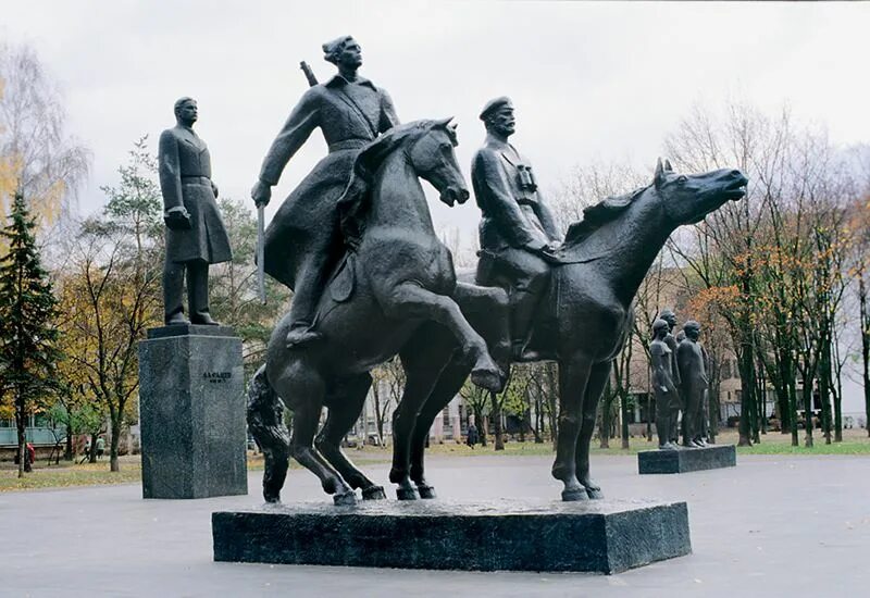 Какие памятники в 18 году. Памятник Фадееву в Москве на Миусской площади. Памятник Фадееву на Миусской. Памятник Александру Фадееву. Памятники на Миусской площади в Москве.