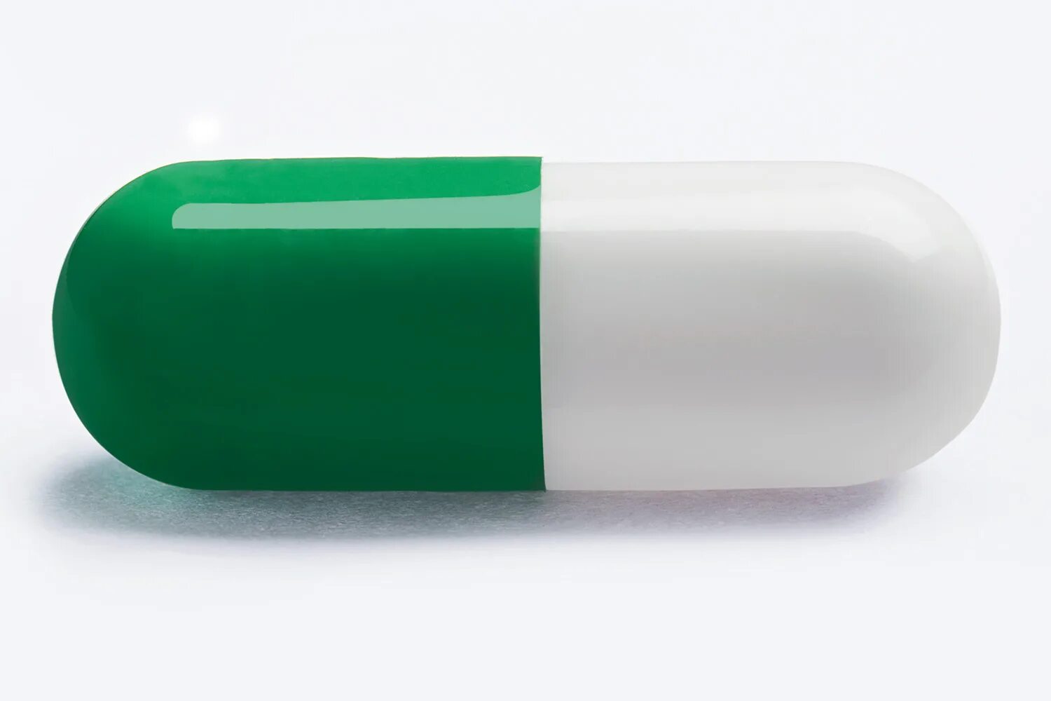 Первая таблетка. Таблетки l374. Зеленые капсулы. Пилюля. Зелено белые таблетки.