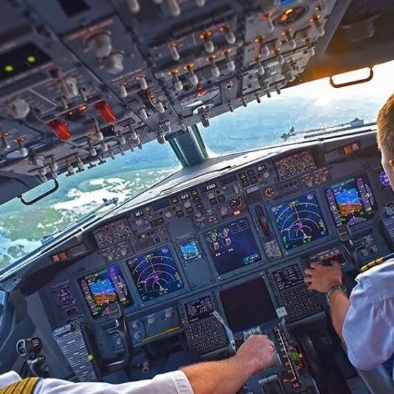 Вид из кабины самолета. Кабина пилота самолета. Кабина пилота боинг 737. Где сидит пилот. Turkish airlines пилоты.