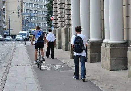Люди ходят по тротуару