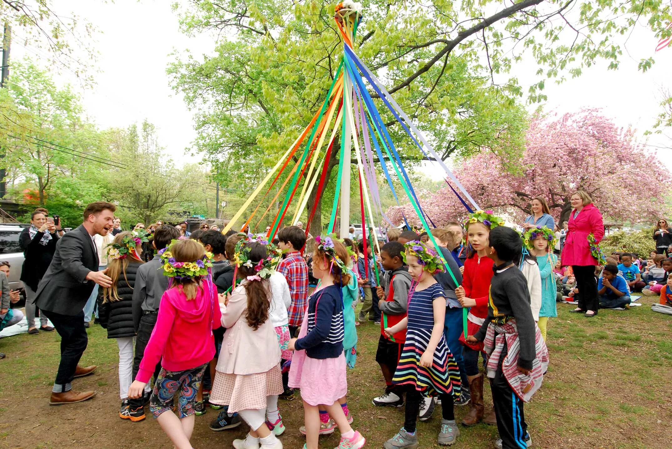 Maypole Майское дерево. Праздник Maypole в Великобритании. Майский праздник в Великобритании (May Day). Майское дерево в Англии.