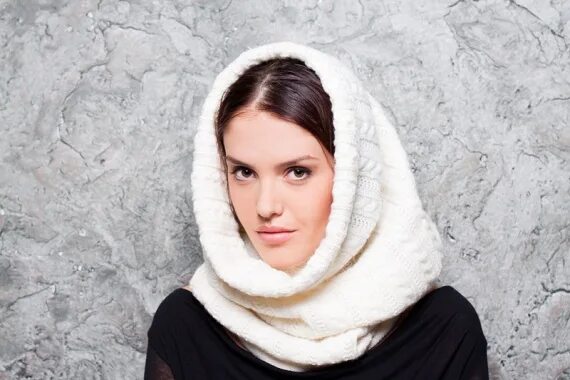 Зимние шапки и шарфы. Шарф шапка как называется. Шарф шапка как называется. Шарф труба. Вязаный снуд.