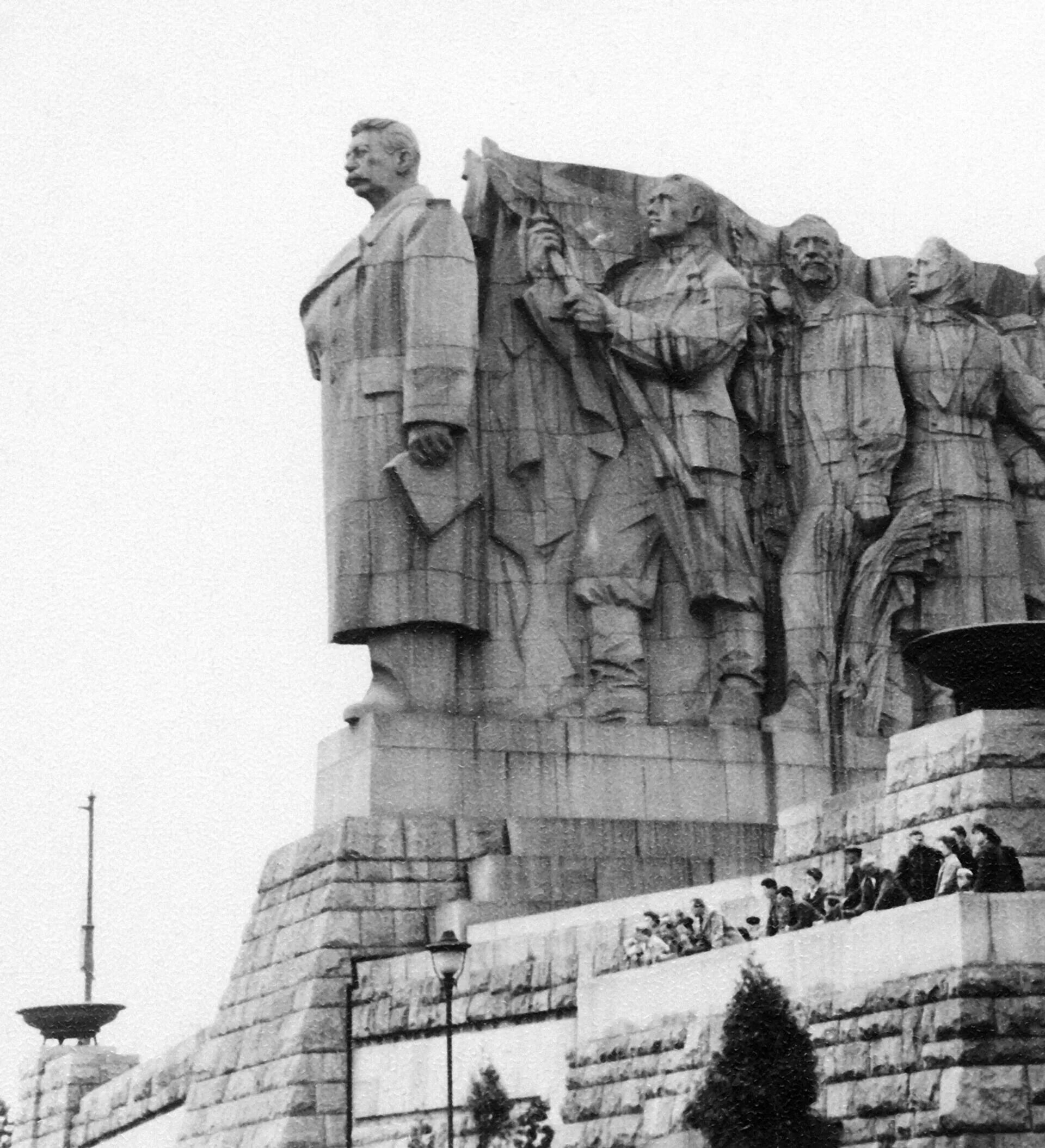 Памятник сталину в праге. Памятник сталину в праге 1955. памятник сталину (парк постышева). статуя сталина в праге.