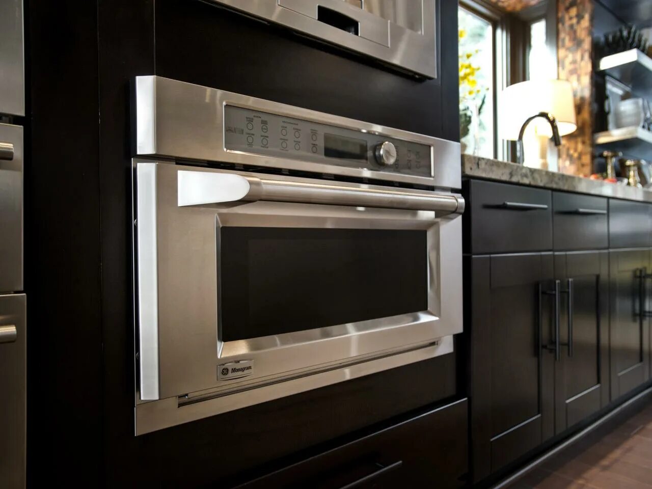 Built-in Microwave Oven Electrolux. Термопара духовки Maunfeld MGOG 673b. Микроволновка на кухне фото высокого качества. Maunfeld MGOG.673s -установка в мебель. Встроенная электрическая духовка рейтинг