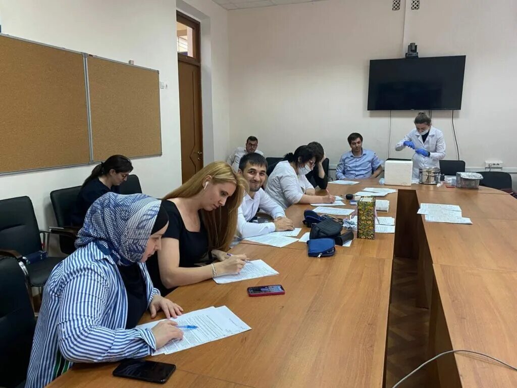 600 работникам