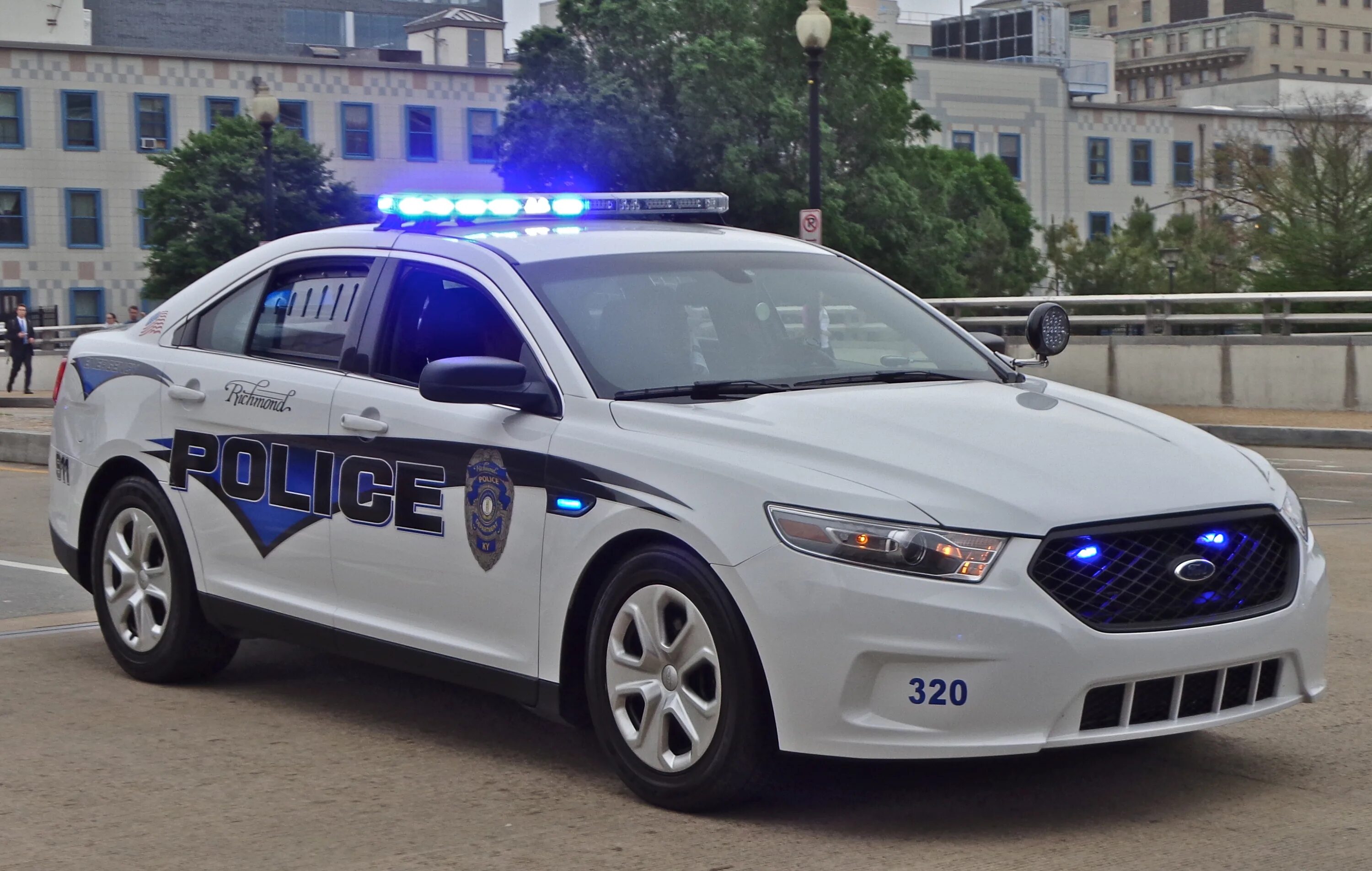 Сколько полицейских машин. Ford Mondeo 2021 Police. Форд Мондео 4 с мигалкой. Ford Mondeo 4 ДПС. Полицейский Форд Мондео 3.